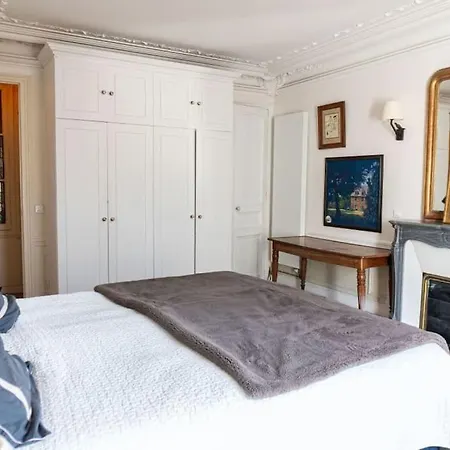Апартаменты Spacious In The Heart Of Париж